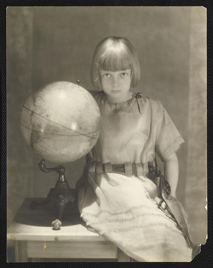 Chronorama - Adolf De Meyer | Bambina seduta accanto a un mappamondo, 1919. 